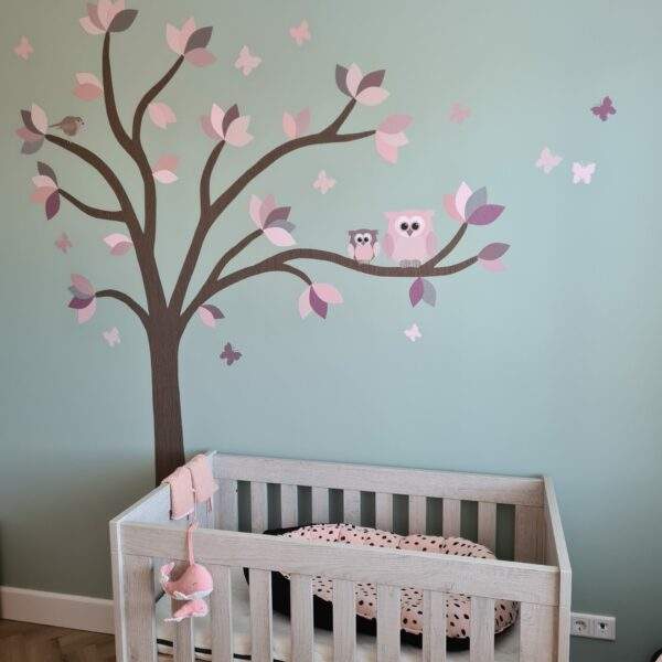 Droomboom behangboom babykamer mintgroen grijs tinten behangdecoratie muursticker oudroze uilen