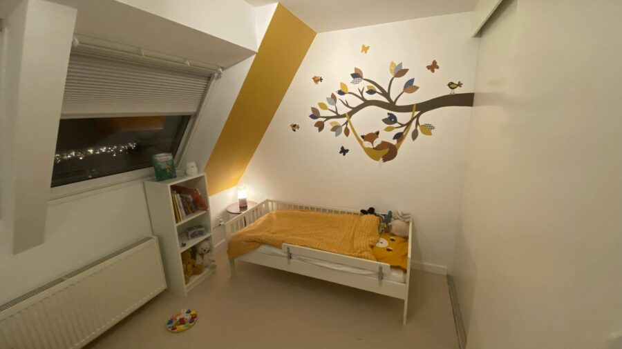 vos decoratie behang peuterbed schuine hoek muurdecoratie