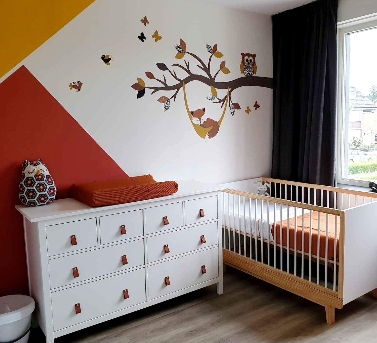 vos in hangmat ina roestbruin, zwart, okergeel vosje en eekhoorn behang muursticker