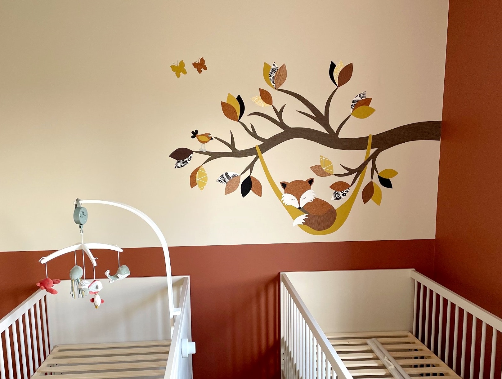 vos in hangmat babykamer behang lambrisering muurdecoratie roest bruin okergeel