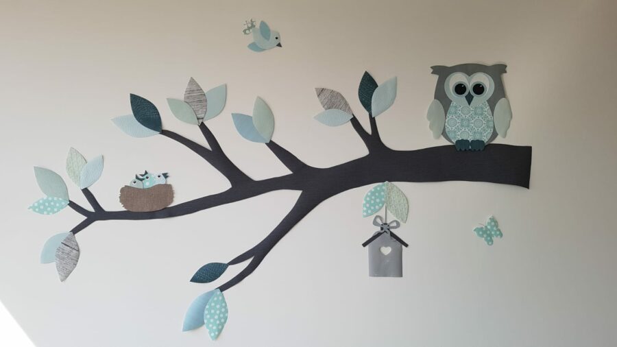 Vogelhuisje van behang aan behangtak babykamer muurdecoratie behangdecoratie