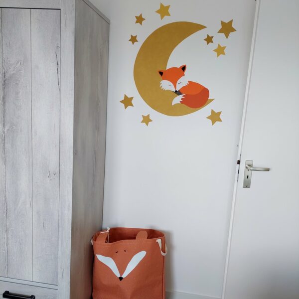 vos op de maan muurdecoratie muursticker babykamer oranje okergeel babykamerstyling behang