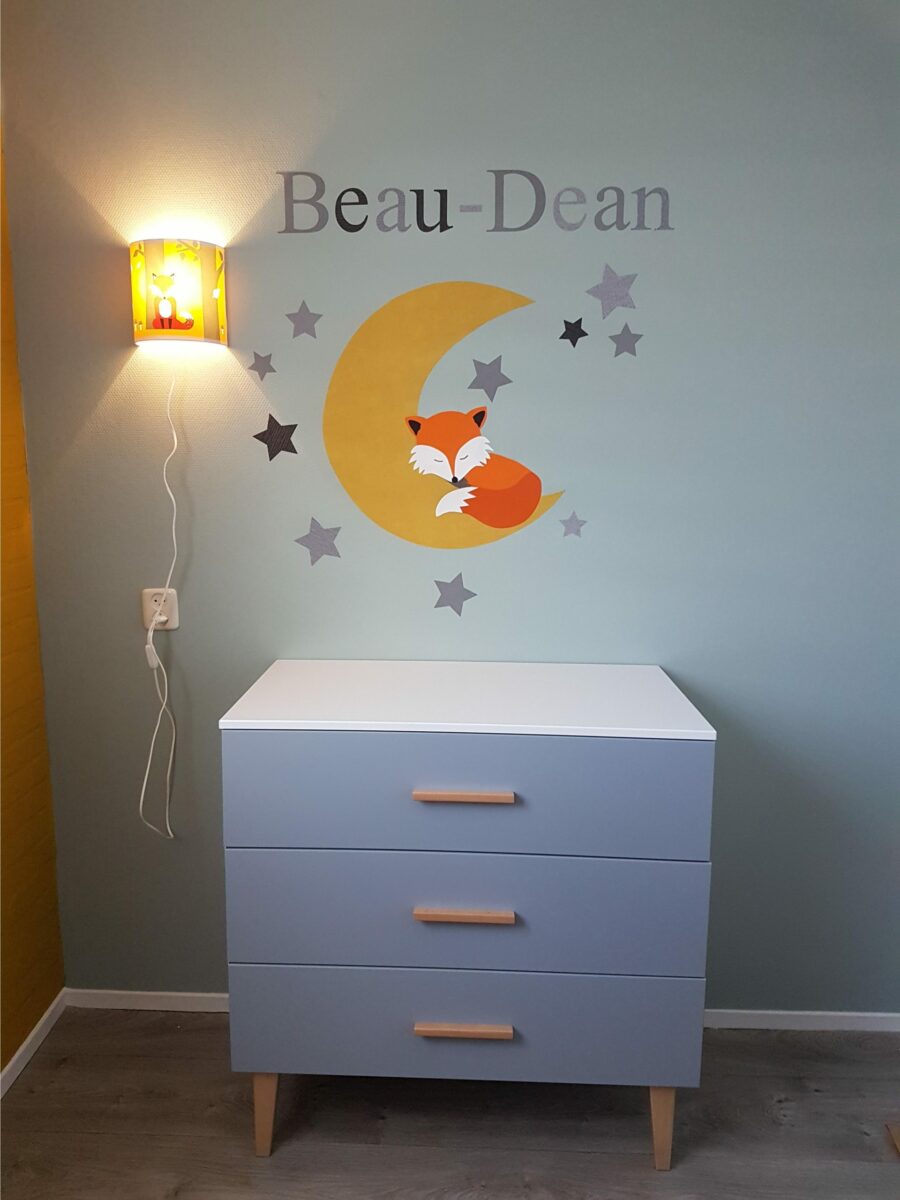 Vos op maan muursticker behang vosje babykamer okergeel