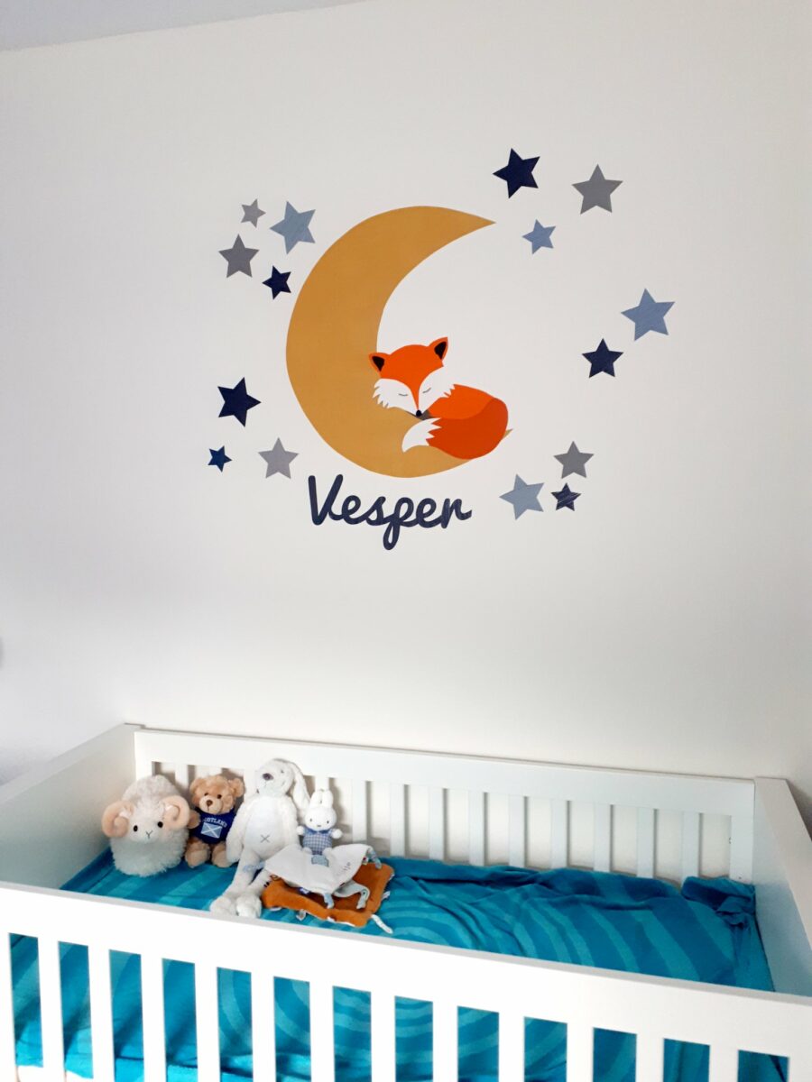 vos vosje vesper maan decoratie babykamer behang sterren blauw oranje kinderkamerdecoratie 1 kinderkamerstyling muursticker