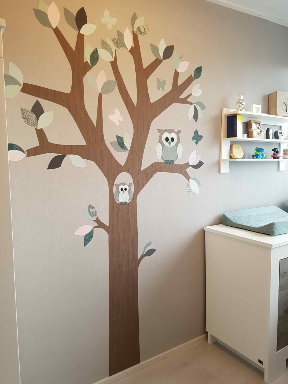 behangboom kinderkamer decoratie in de kleuren mintgroen tinten behang