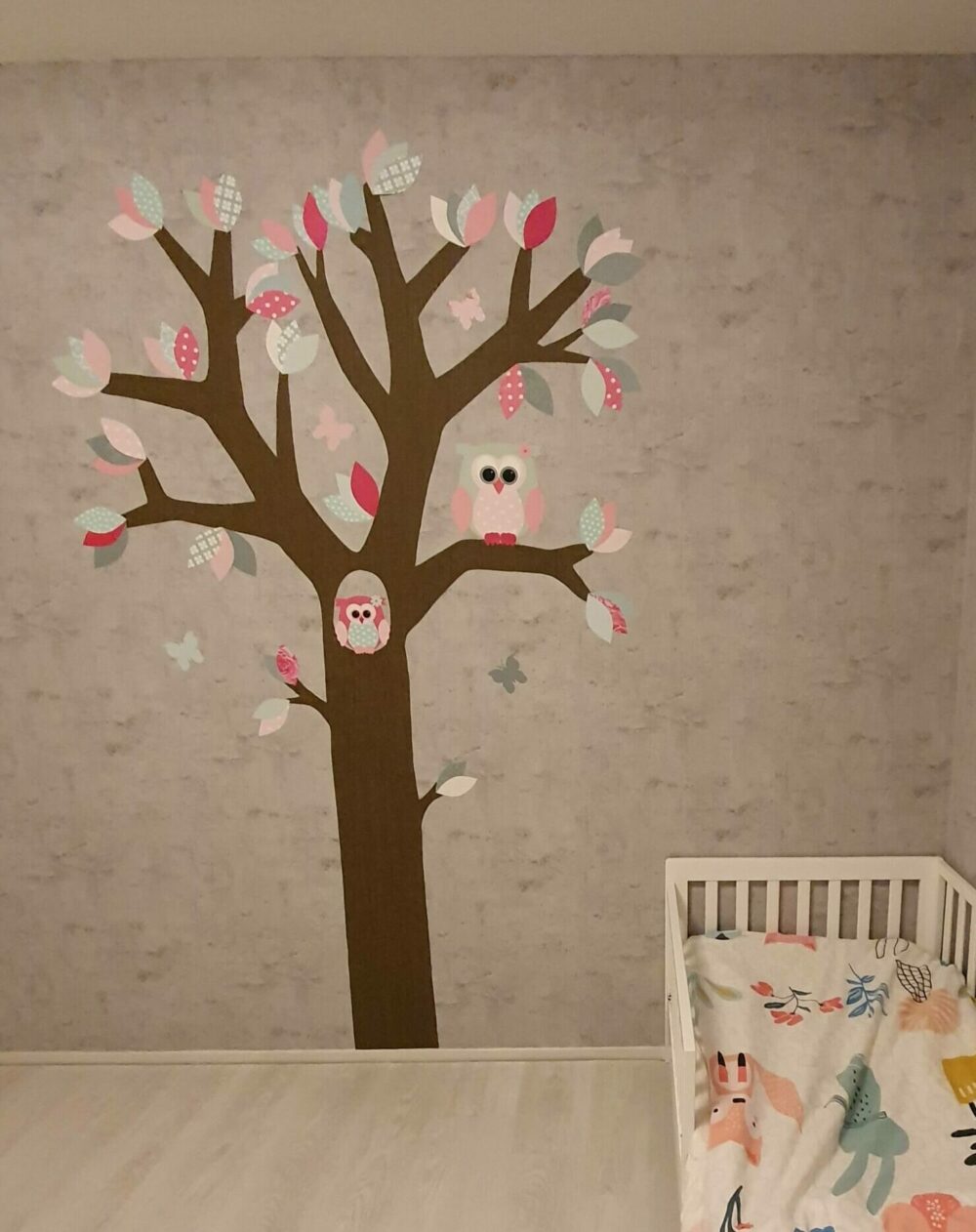 Behangboom mintgroen-roze tinten muurdecoratie kinderkamer