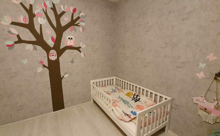 Behangboom mintgroen-roze tinten muurdecoratie kinderkamer