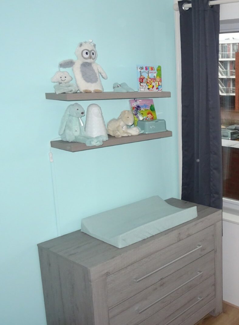 nachtlampje uil en happy horse knuffel konijn op schapje boven commode babykamer