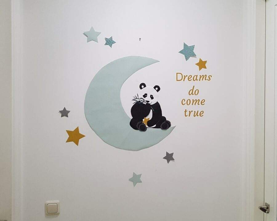 panda op maan behangdecoratie okergeel oudgroen babykamer behang