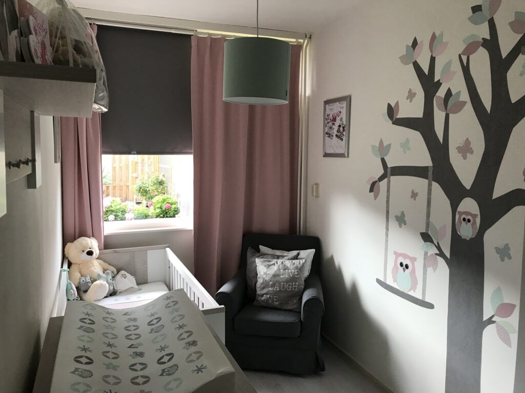 babykamer oudroze met muurdecoratie boom