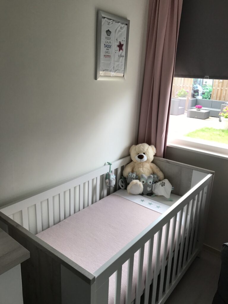 Ledikant babykamer roze