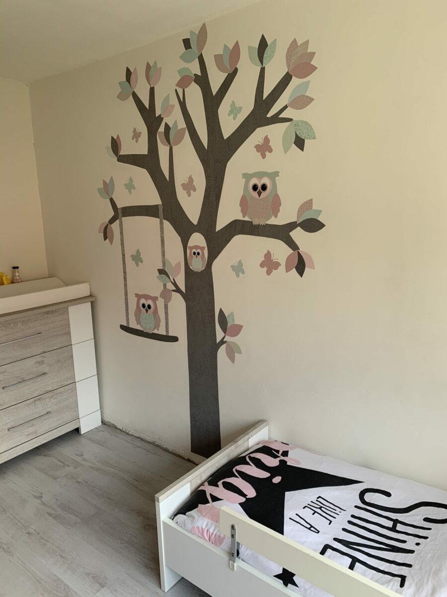 behangboom op babykamer mintgroen-zachtroze