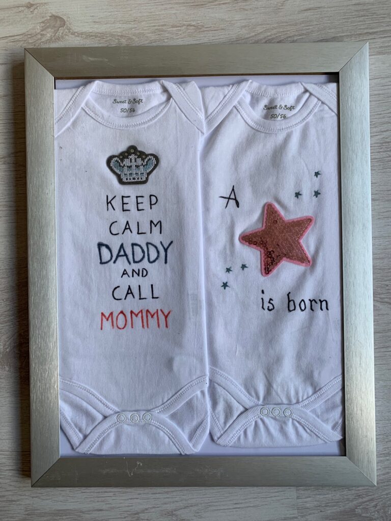 ingelijste rompers babykamer aankleding