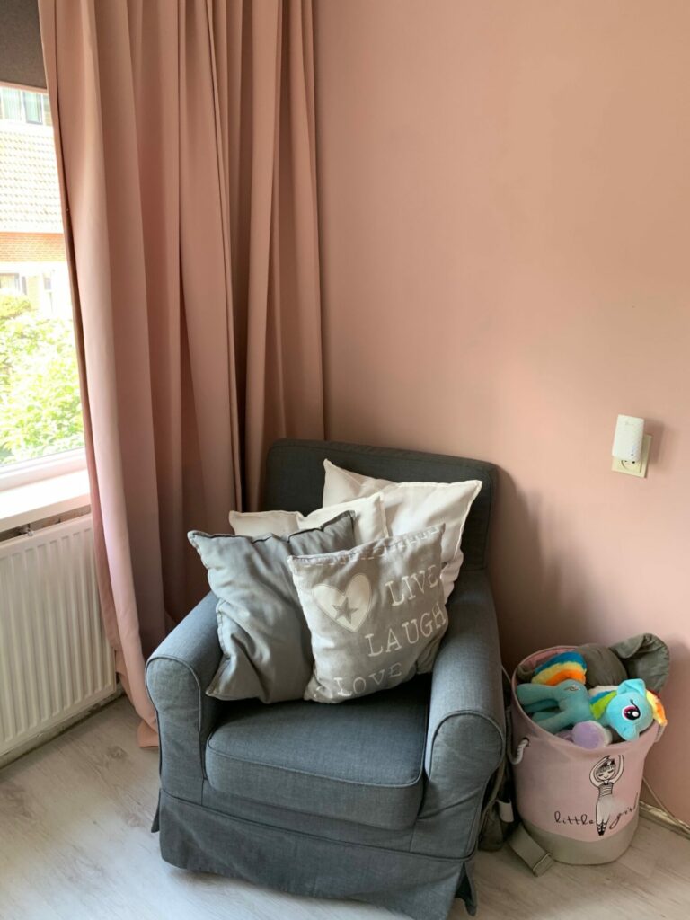 roze gordijnen leenbakker stoel grijs