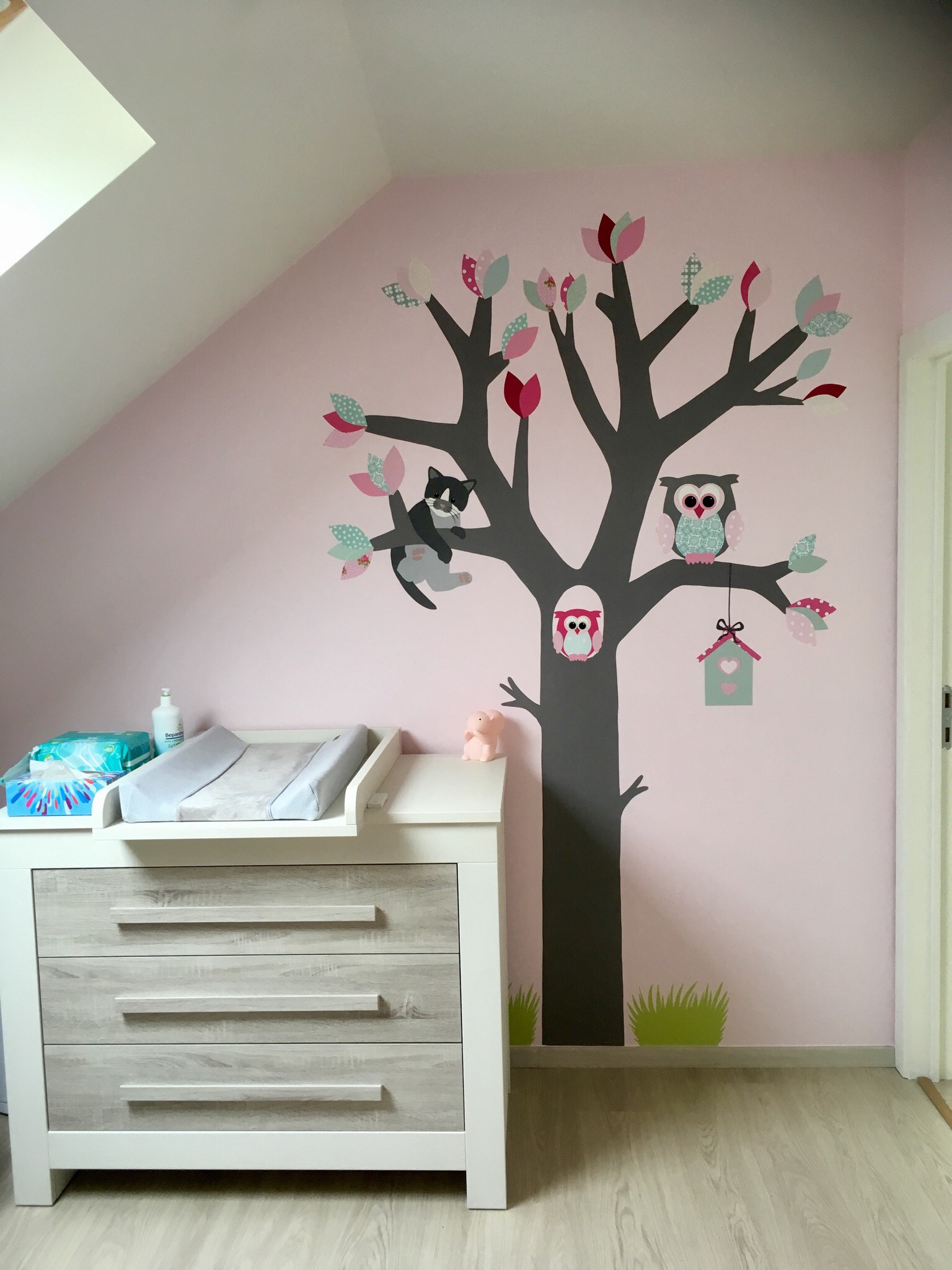 Poes in behangboom mintgroen-roze babykamer behang