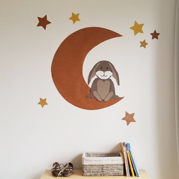 Konijn op roest kleurige maan muurdecoratie behang babykamer