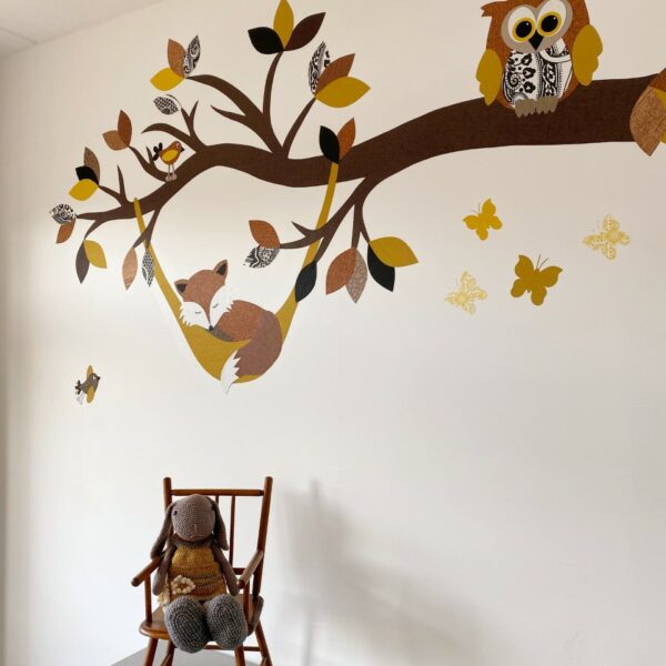 vos in hangmat muurdecoratie behang verlengde tak met uil 25 cm