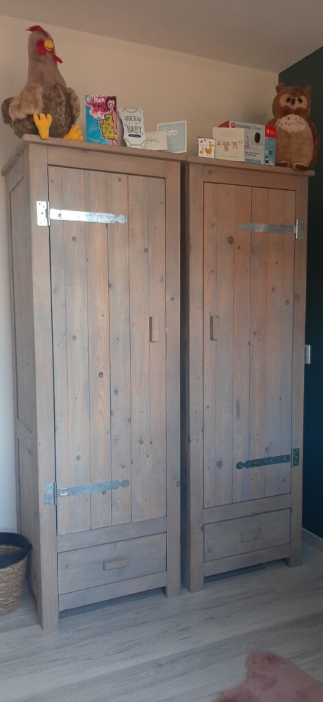 Kledingkast hout