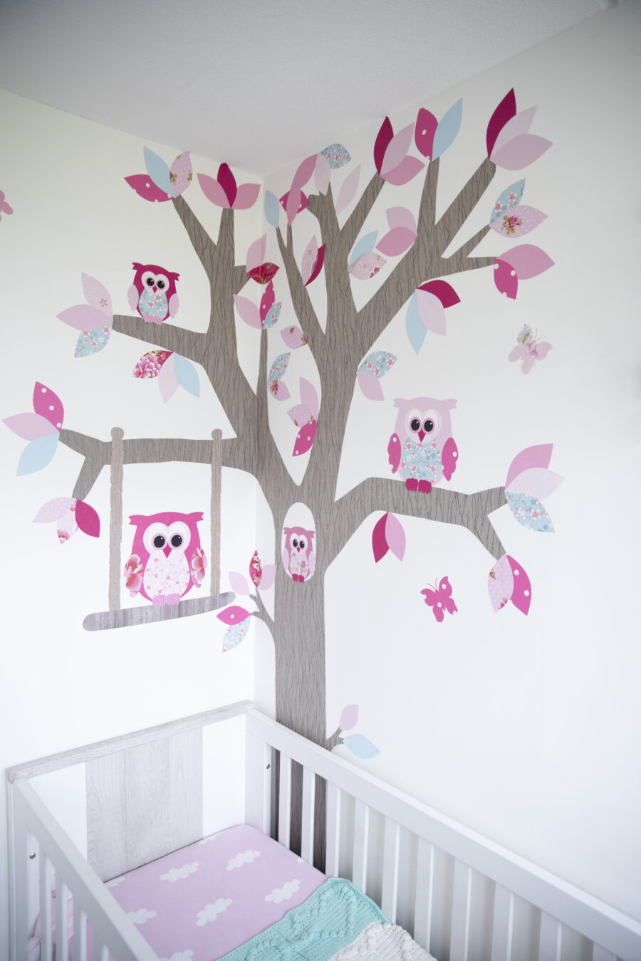 Behangboom kleurrijk in hoek geplakt babykamer