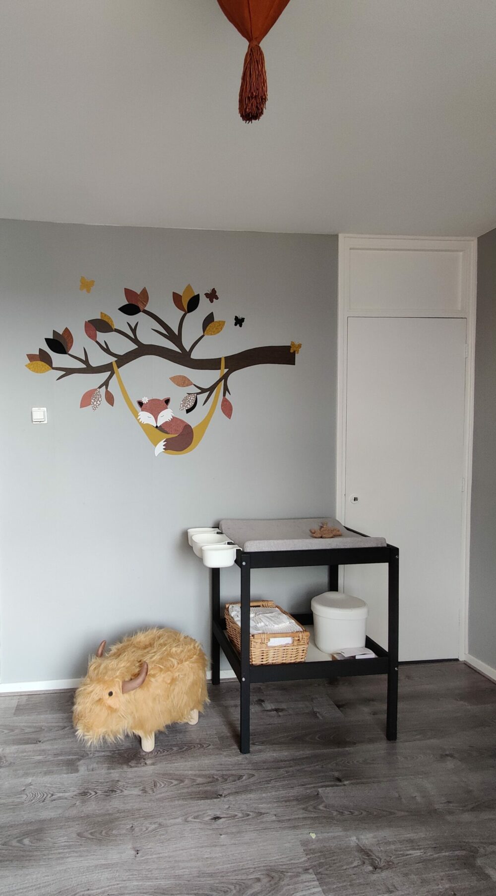 Vos in hangmat roodbruin, bladermix roestrood-okergeel-zwart