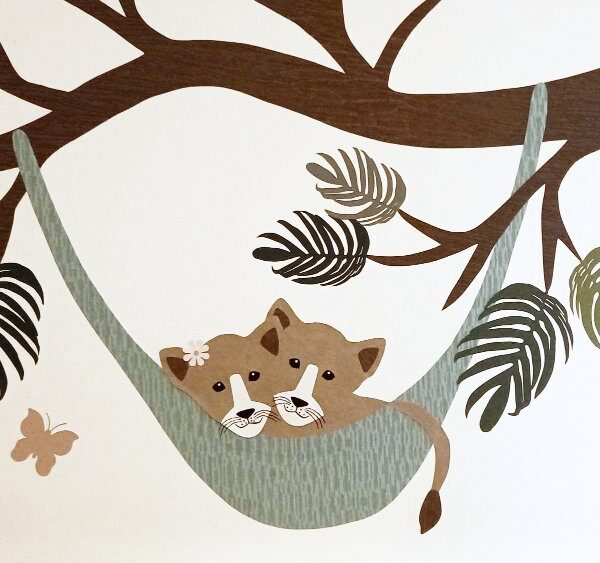 welpen in hangmat aan tak muurdecoratie babykamerbehang behang welp jungle thema