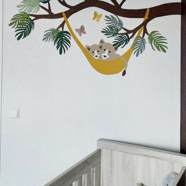 welpen in hangmat aan tak muurdecoratie babykamerbehang behang welp jungle thema