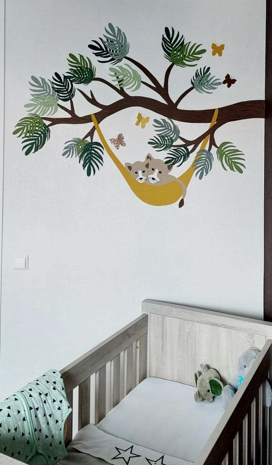 welpen in hangmat aan tak muurdecoratie babykamerbehang behang welp jungle thema