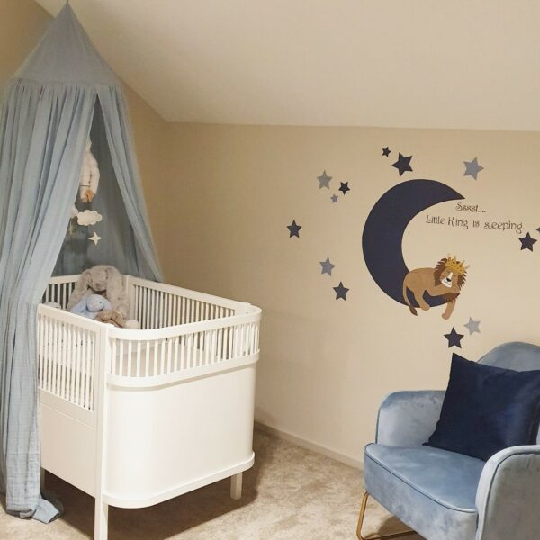 behangdecoratie babykamer behang muurdecoratie leeuw maan met sterren jungle babykamerstyling dutchdesign muursticker