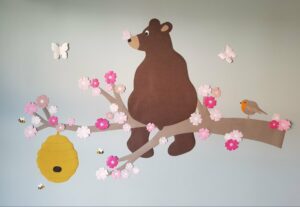 roze meisjeskamer Behangtak beer muurdecoratie babykamer bloesem bijenkorf behang