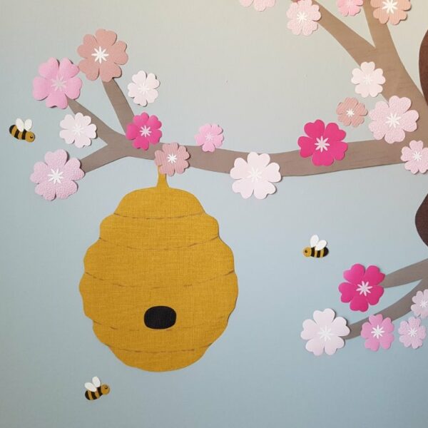 Bijenkorf met bijen babykamer behang bijtjes lente babykamerstyling kinderkamerdecoratie