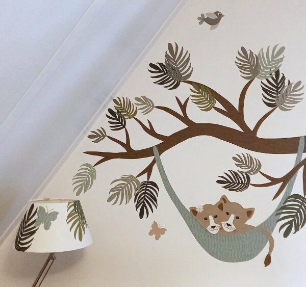 welpen in hangmat aan tak muurdecoratie babykamerbehang behang welp jungle thema