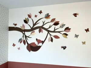 Vos in hangmat muurdecoratie babykamer behang real plum goud roodbruin