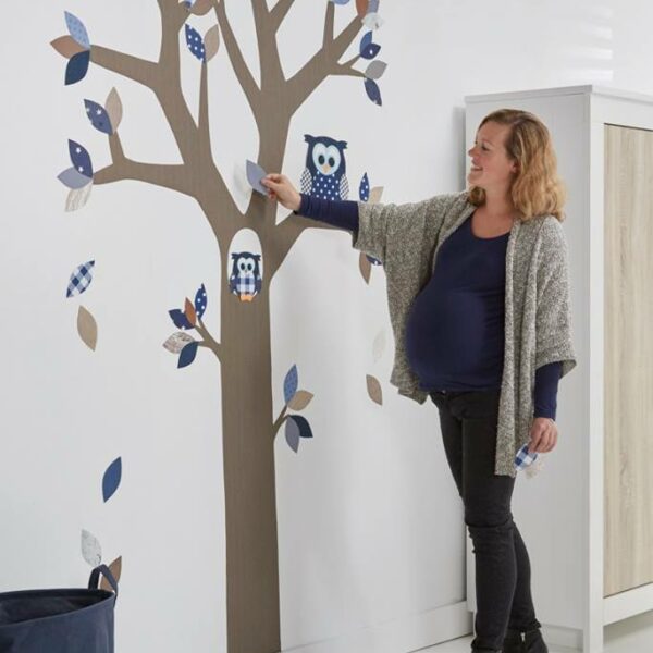 Behangboom blauw-bruin tinten muurdecoratie babykamer