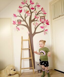 meisjeskamer sierlijke behangboom babykamer behang met uilen rood-roze