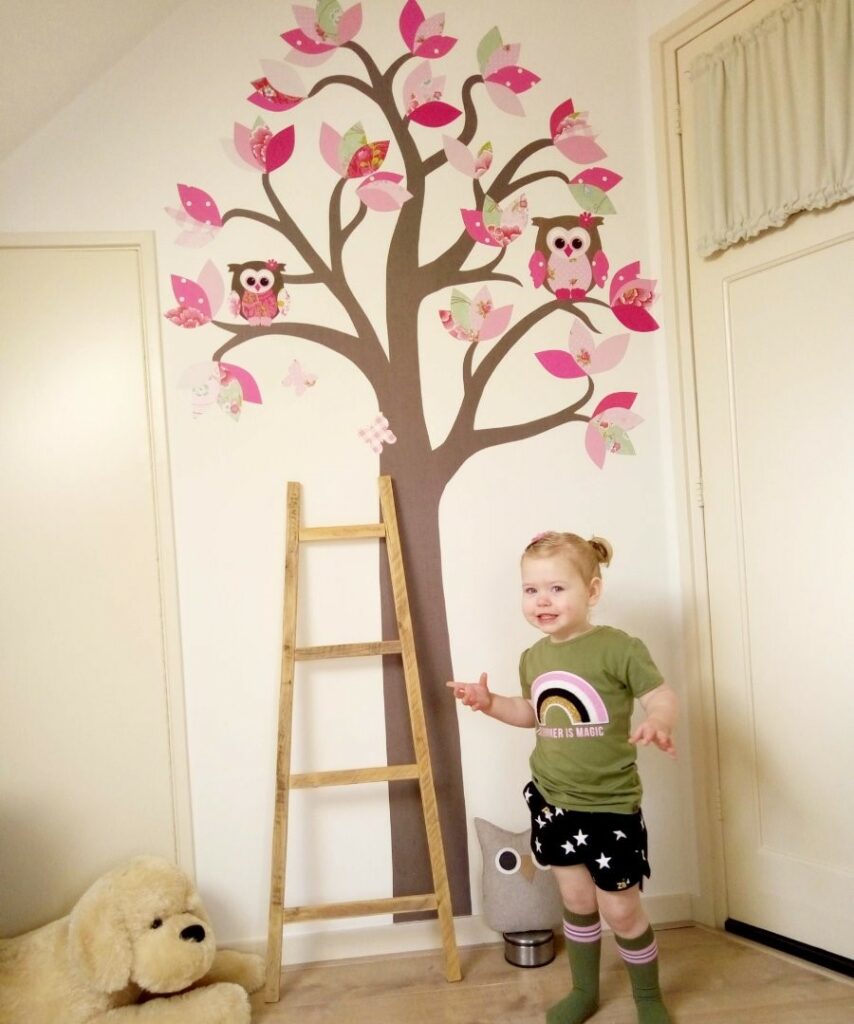 meisjeskamer sierlijke behangboom babykamer behang met uilen rood-roze