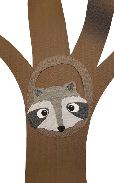 Wasbeer in holletje behang muurdecoratie babykamer boom