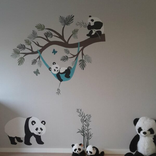 Verschillende panda behangdecoraties op een babykamer