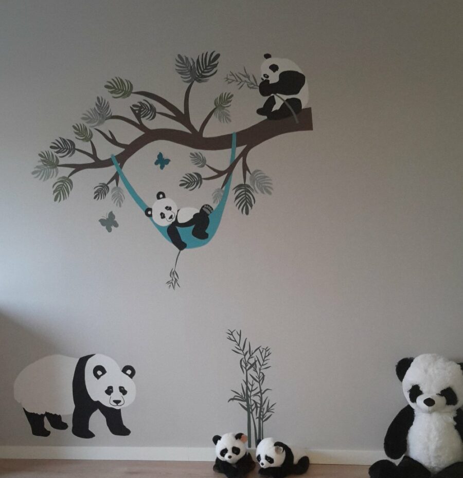 Verschillende panda behangdecoraties op een babykamer