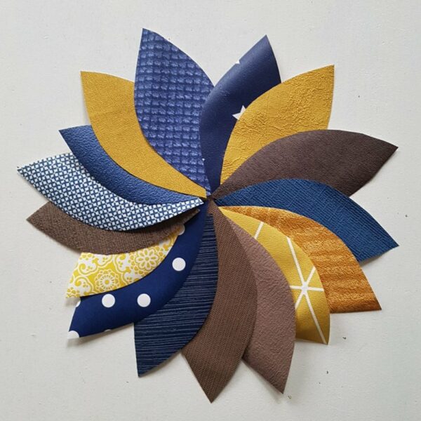 Bladermix blauw-geel-bruintinten behang muurdecoratie