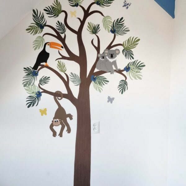 behangboom muurdecoratie kinderkamer met jungle thema boom met aap, toekan en koala