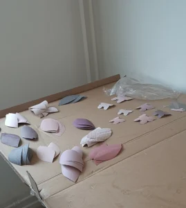 onderdelen muurdecoratie stuk voor stuk plakken