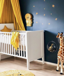 okergeel op een donkere muur babykamer