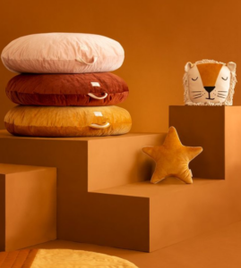 Okergeel in combinatie met donkere muurkleur