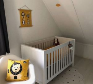 babykamer okergeel-wit