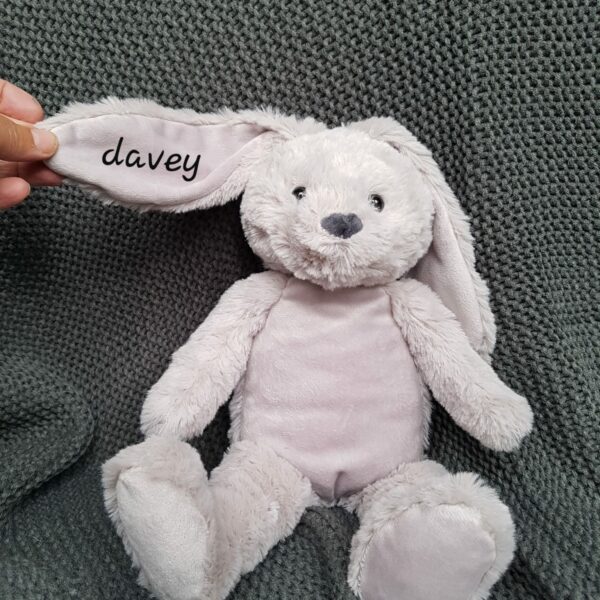 Konijn knuffel grijs met naam op oor babygift