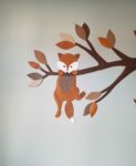 Muurdecoratie klimmend vosje aardetinten behang babykamer kinderkamer decoratie