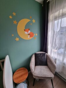 Vos muurdecoratie maan behang geel oranje