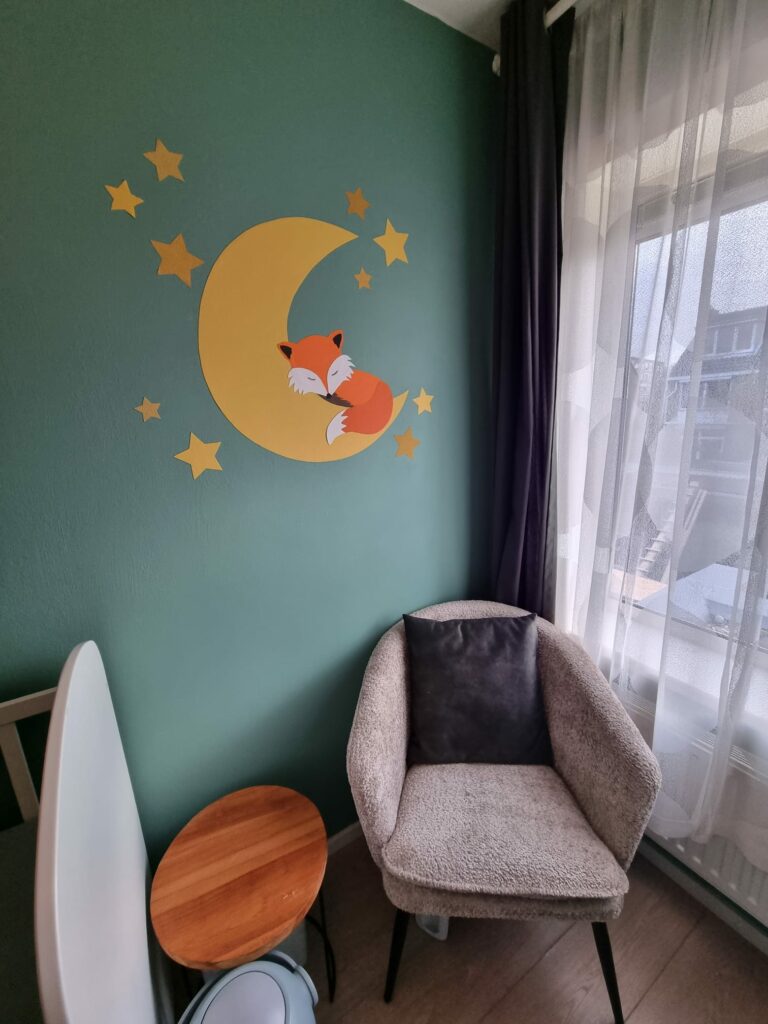 Vos muurdecoratie maan behang geel oranje