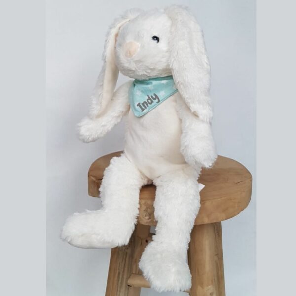 Knuffel konijn roomwit met mintgroen sjaaltje gepersonaliseerd