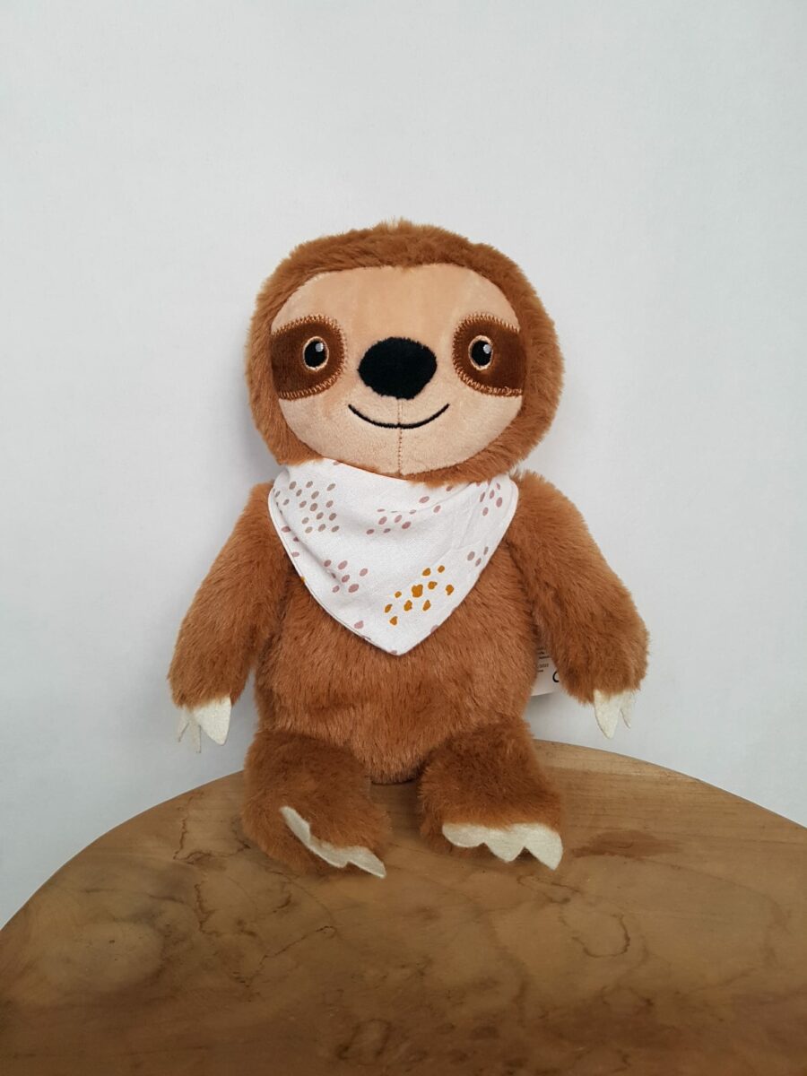 Luiaard knuffel bruin met sjaaltje voor naam opdruk baby cadeau